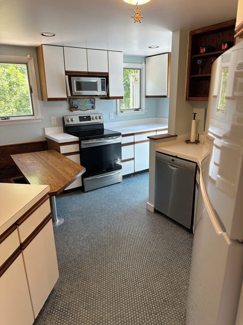 Chappy Cottage designed for the vacationer. Patio, outdoor shower, grill Cottage in Chappaquiddick Island