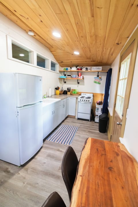 Fridge, oven, stovetop, coffee/tea maker