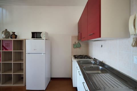 Fridge, microwave, stovetop, cookware/dishes/utensils