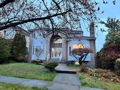 *IDEAL COZY PRIVATE 2-BEDROOM  SUITE NEAR DOWNTOWN VANCOUVER