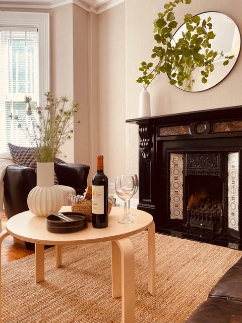 Large Sitting Room with Street view