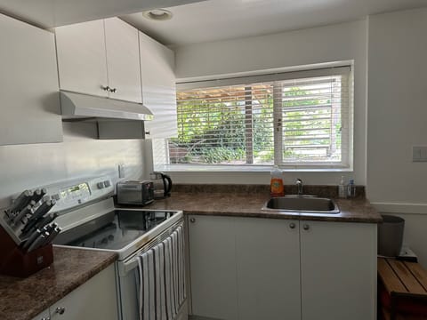 Fridge, oven, stovetop, coffee/tea maker