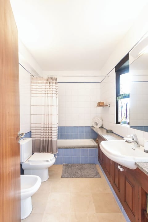 Combined shower/tub, hair dryer, bidet, towels