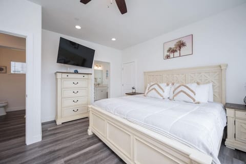 Back house upstairs master suite with king bed and smart TV