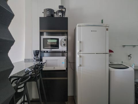 Fridge, oven, stovetop, coffee/tea maker