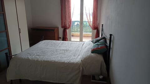 2 bedrooms, iron/ironing board, bed sheets