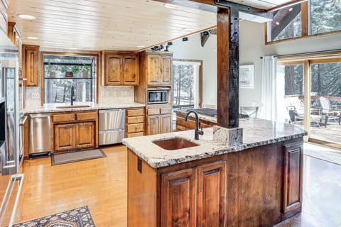 Kitchen | Main Level | Single-Serve Coffee Maker | Dishwasher | Cooking Basics