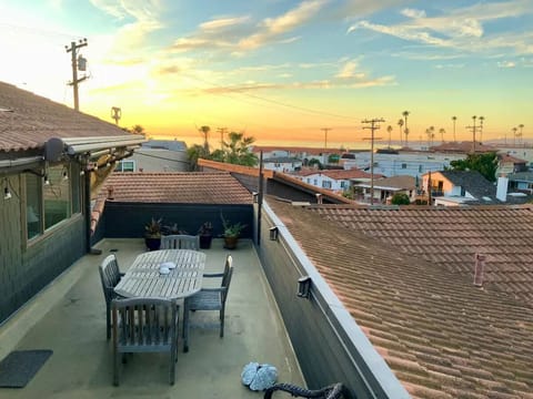 Upper deck / dining table