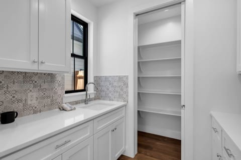 Additional sink by the pantry