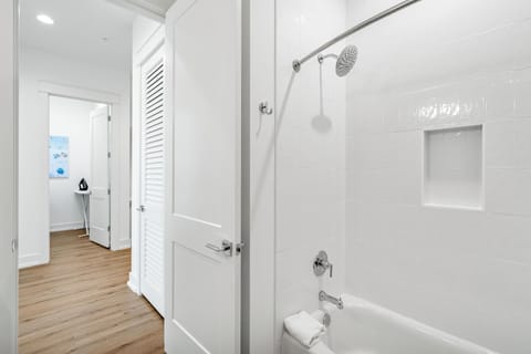 Combined shower/tub, hair dryer, towels