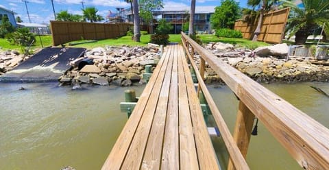 There is a boat launch on the left in photo for kayaks/ SUP tie off your boat
