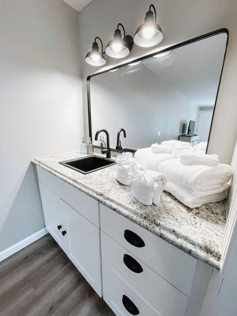 Sink, mirror, towel rack...the essentials for a stylish and functional bathroom!