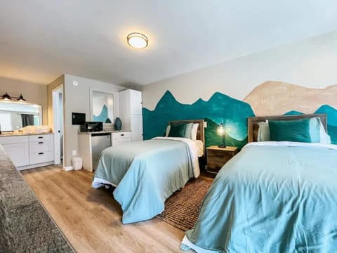 Escape to Serenity: Twin Beds & Chic Mountain Vibes Await!