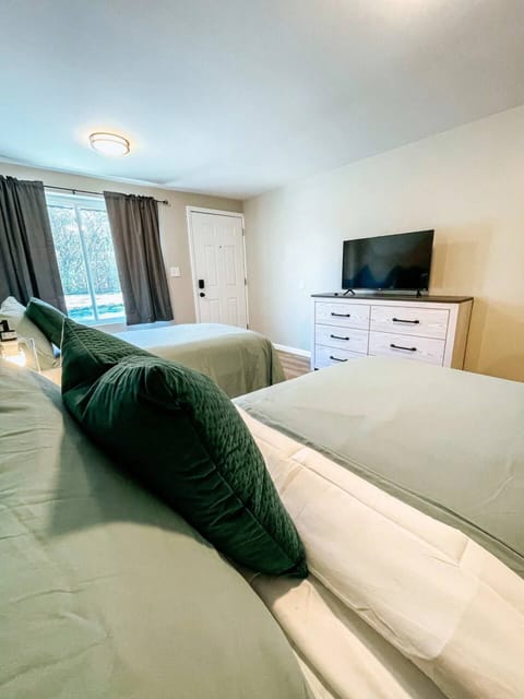 Cozy Comfort: Modern Room with a View - Relax in Style!