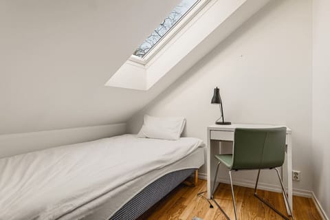 2 bedrooms, desk, travel crib, WiFi