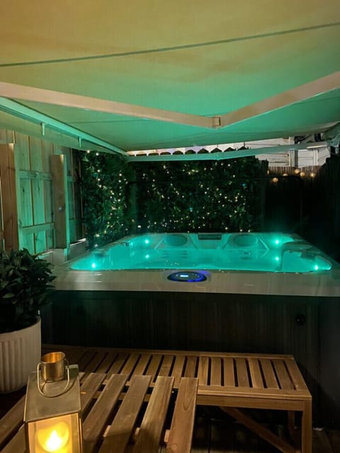 Indoor spa tub