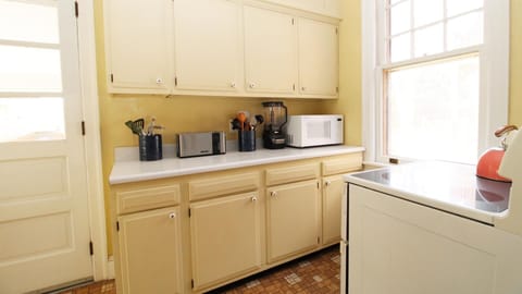 Fridge, oven, stovetop, coffee/tea maker