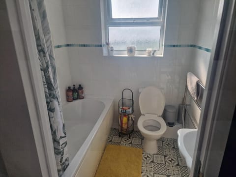 Combined shower/tub, hair dryer, towels