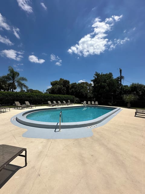 DOWNTOWN NAPLES! Comfortable Condo close to Naples beach with pool ...