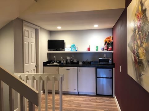 Kitchenette (Lower level)