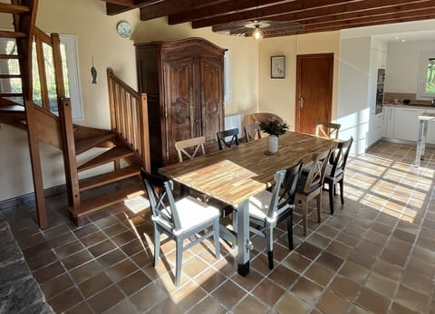 Salle à manger - cuisine ouverte - armoire bretonne