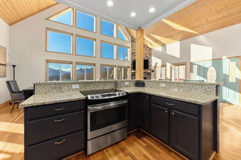 Full Kitchen for cooking with Mountain Views!