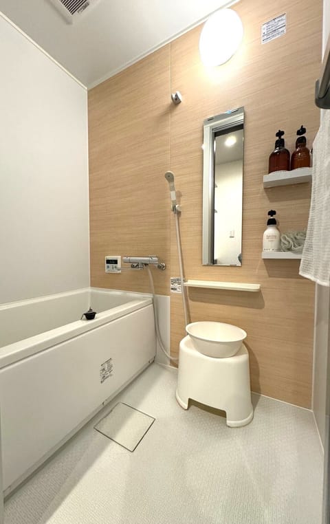 Combined shower/tub, eco-friendly toiletries, hair dryer, bidet