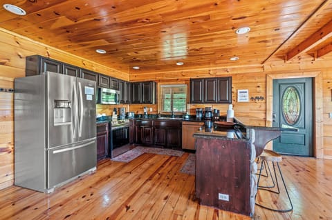 Cades Cove's fully equipped kitchen