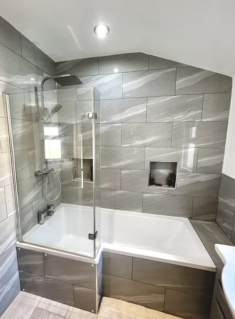 Combined shower/tub, towels