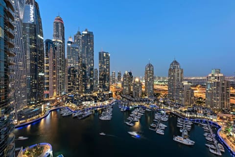Skyline Paradise: Spectacular views over the marina, illuminated by Dubai's dazzling skyline!