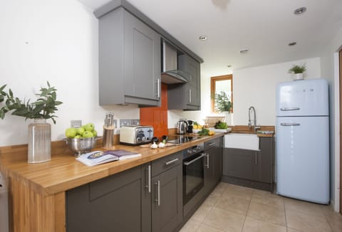 The Old Cornstore, St Agnes. Ground Floor: The kitchen is modern and well-equipped with all the holiday essentials