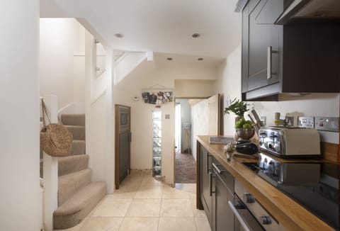 The Old Cornstore, St Agnes. Ground Floor: Head up to the first floor