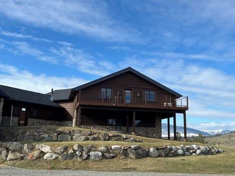 Escape to Livingston: Unforgettable Views Await! | Montana | VacationRenter