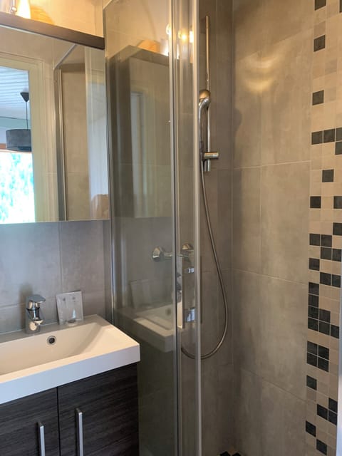 Combined shower/tub, towels, toilet paper