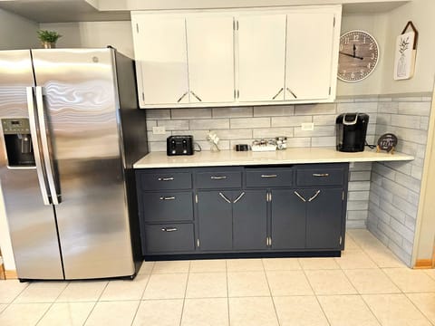 Full Kitchen / Fridge, Toaster, Keurig Coffee Maker