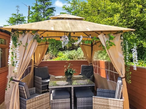 Outdoor eating area | Cow Boy Cabin - Cow Boy Holidays, Glasgow