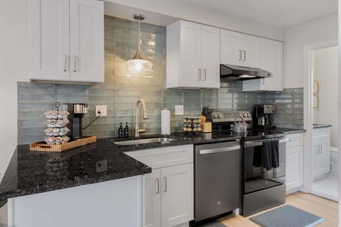Modern kitchen with a vibrant turquoise backsplash, designed for culinary enthusiasts who appreciate style and efficiency.