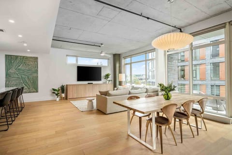 Welcome to The Pinnacle! Please enjoy this one of a kind luxurious Portland escape in the heart of The Pearl..