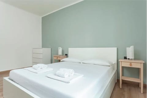 Master bedroom with king size bed measuring 180x205cm