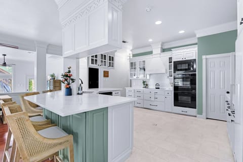 Barstool seating at the breakfast bar