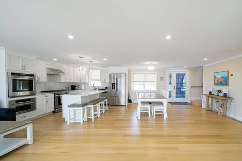 Fridge, oven, stovetop, coffee/tea maker