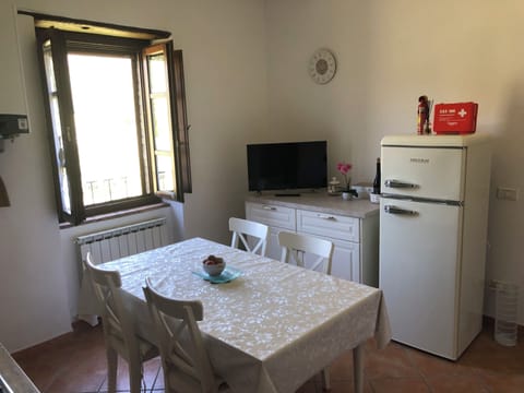 Fully equipped kitchen with large fridge, TV and internet. Enchanting views over the mountain hinterland.