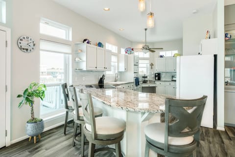 Additional seating for 4 at the nearby breakfast bar