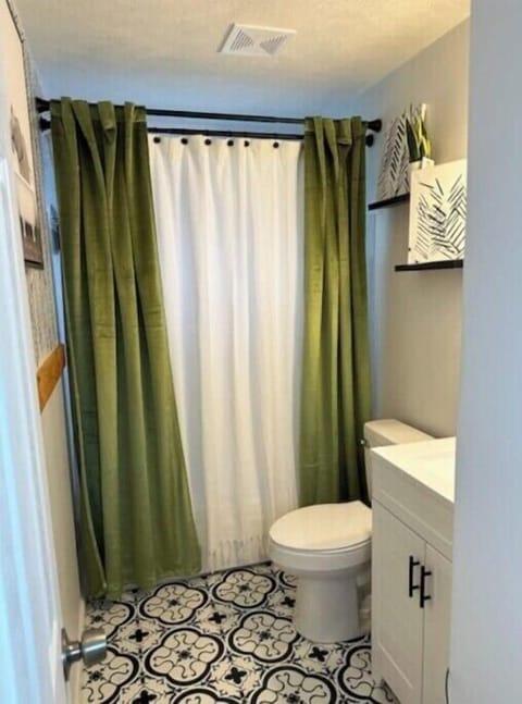 Combined shower/tub, hair dryer, towels, soap