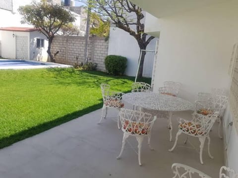 Disfruta de momentos de tranquilidad en este hermoso patio.