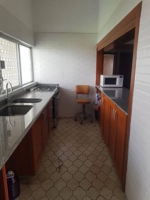 Prepara deliciosas comidas en esta amplia y bien equipada cocina.