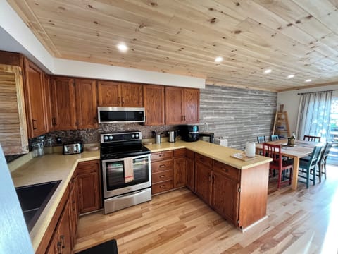 Fridge, oven, stovetop, coffee/tea maker