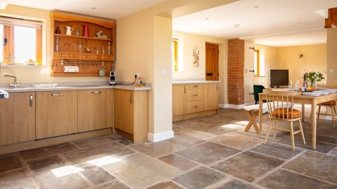 Kitchen/Dining Area, Siskin Barn, Bolthole Retreats