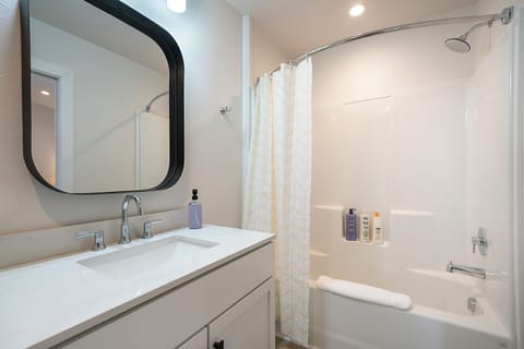 Combined shower/tub, hair dryer, towels