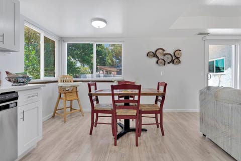 Di.ning area with hi-chair